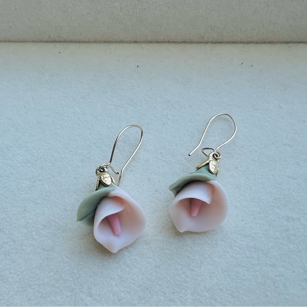Vintage Porcelain Calla Lily Wire Earrings in Yellow Gold - Picture 8 of 9